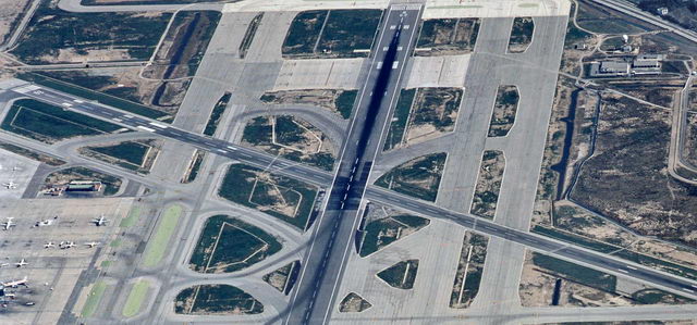 Imagen aérea del cruce de la pista principal y de la pista transversal del aeropuerto del Prat donde se puede ver claramente el asfaltado que se ha realizado en esta zona (Marzo 2008)